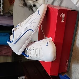 Puma sneakers. never worn